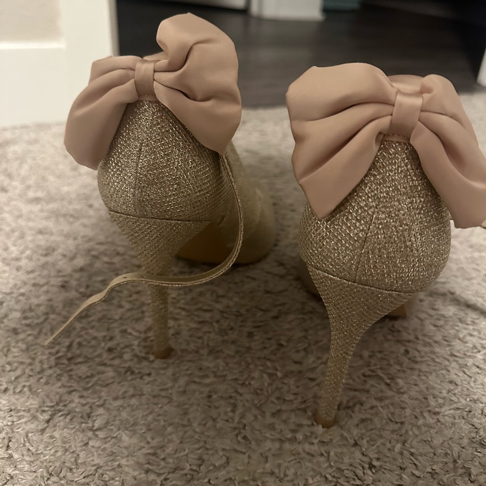 Gorgeous Gold Heels with Bow Accent
